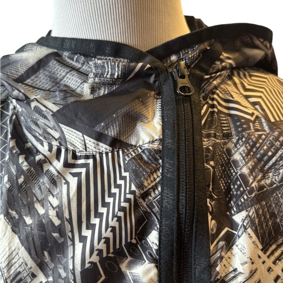 Nike NYC Windbreaker Cape w/ Landscape in Black and White, Sz L - Picture 4 of 13